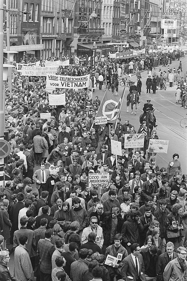 https://en.wikipedia.org/wiki/Protests_of_1968#/media/File:Demonstratie_tegen_oorlog_in_Vietnam,_NATO_enz._in_Amsterdam,_Bestanddeelnr_921-2506.jpg